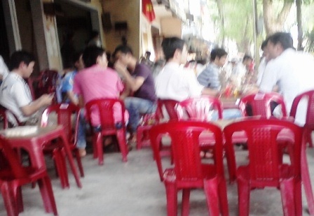 Đánh bạc kiểu “trá hình” nơi công cộng - 4 Đánh bạc kiểu “trá hình” nơi công cộng - 4