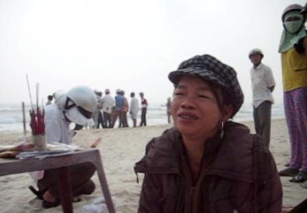 Chưa thấy thi thể nữ sinh trong vụ 8 người bị sóng biển cuốn trôi - 1 Chưa thấy thi thể nữ sinh trong vụ 8 người bị sóng biển cuốn trôi - 1