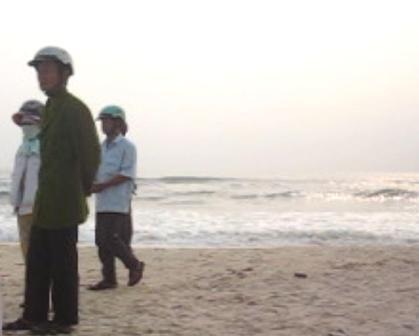 Xác nữ học sinh bị sóng cuốn đã nổi cách bờ hơn 200m - 1 Xác nữ học sinh bị sóng cuốn đã nổi cách bờ hơn 200m - 1