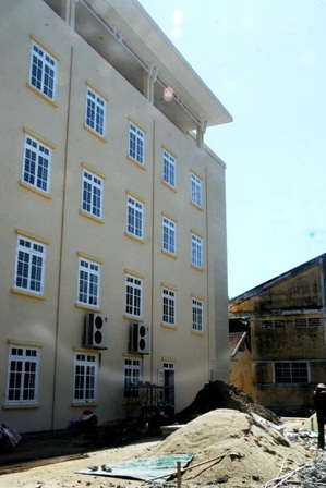 Rơi từ tầng 5 giảng đường, một công nhân tử vong - 1