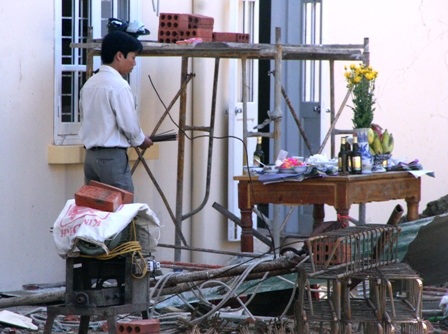 Rơi từ tầng 5 giảng đường, một công nhân tử vong - 2