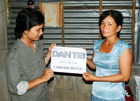 Mẹ con chị Ngô Thị Ánh xúc động trước tấm lòng bạn đọc - 1