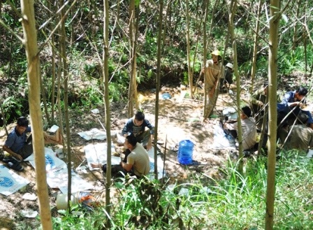 Hàng nghìn người đổ xô đi tìm vàng - 2