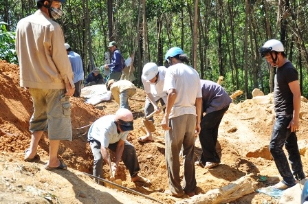 Hàng nghìn người đổ xô đi tìm vàng - 1