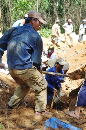 Hàng nghìn người đổ xô đi tìm vàng - 3