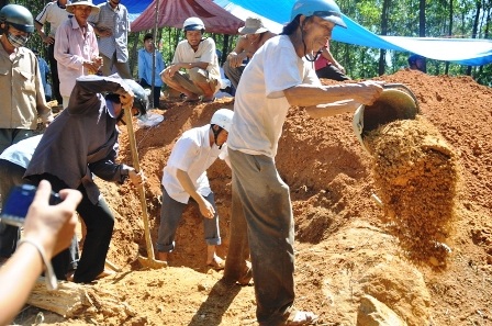 Hàng nghìn người đổ xô đi tìm vàng - 4