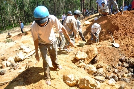 Hàng nghìn người đổ xô đi tìm vàng - 6