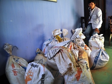 Hàng nghìn người đổ xô đi tìm vàng - 8