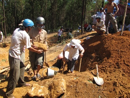 Huế: Truy quét các đối tượng đào vàng trái phép - 1 Huế: Truy quét các đối tượng đào vàng trái phép - 1