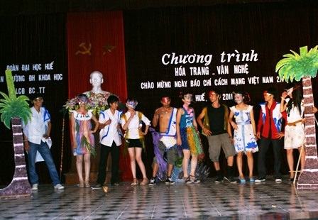 SV Huế diễn thời trang mừng ngày Báo chí cách mạng VN - 1