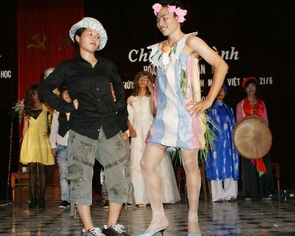 SV Huế diễn thời trang mừng ngày Báo chí cách mạng VN - 4