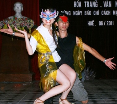 SV Huế diễn thời trang mừng ngày Báo chí cách mạng VN - 6