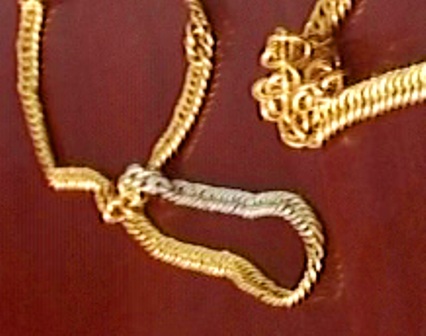 “Hô biến” dây chuyền bạc thành dây chuyền vàng rồi bán cho tiệm vàng  - 2