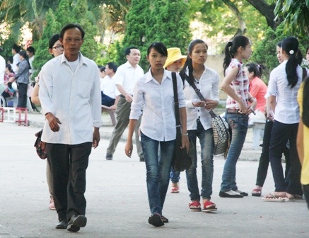 Cha sát bên con trong ngày thi trọng đại cuộc đời - 4