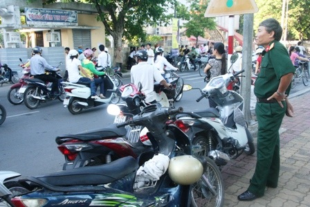 Cha sát bên con trong ngày thi trọng đại cuộc đời - 11