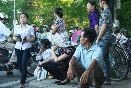 Cha sát bên con trong ngày thi trọng đại cuộc đời - 13