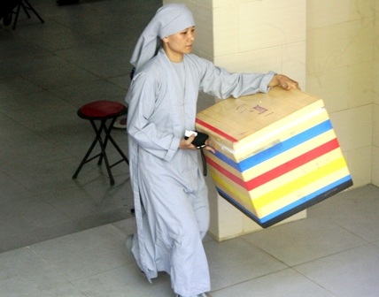 Ni cô, phật tử mướt mồ hôi phục vụ cơm chay miễn phí cho sĩ tử - 1