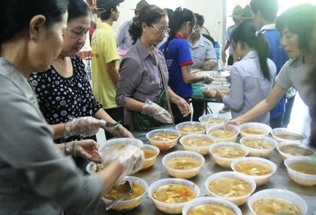 Ni cô, phật tử mướt mồ hôi phục vụ cơm chay miễn phí cho sĩ tử - 2