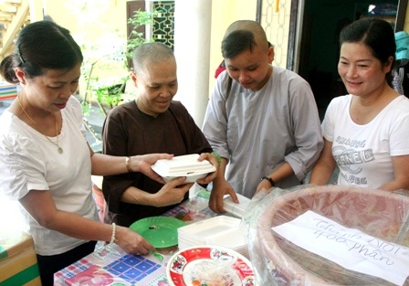 Ni cô, phật tử mướt mồ hôi phục vụ cơm chay miễn phí cho sĩ tử - 3
