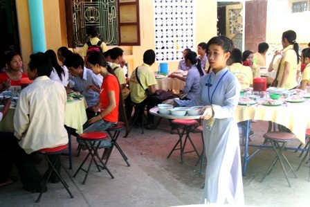 Ni cô, phật tử mướt mồ hôi phục vụ cơm chay miễn phí cho sĩ tử - 5