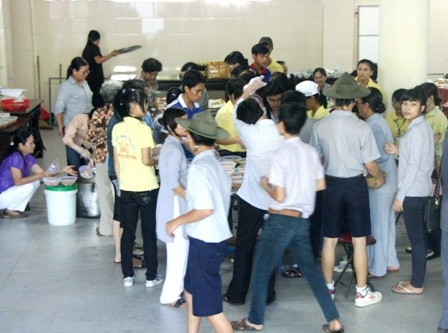 Ni cô, phật tử mướt mồ hôi phục vụ cơm chay miễn phí cho sĩ tử - 4