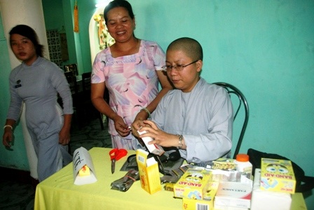 Ni cô, phật tử mướt mồ hôi phục vụ cơm chay miễn phí cho sĩ tử - 6