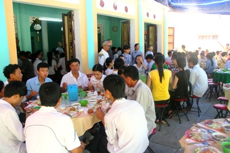 Ni cô, phật tử mướt mồ hôi phục vụ cơm chay miễn phí cho sĩ tử - 7