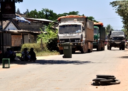 Ròng rã 1 tháng rải chướng ngại vật chặn xe chở đất - 1