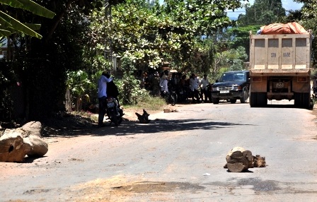 Ròng rã 1 tháng rải chướng ngại vật chặn xe chở đất - 2