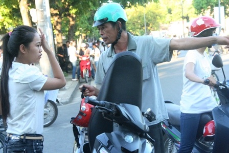 Cha sát bên con trong ngày thi trọng đại cuộc đời - 2