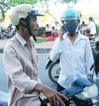 Cha sát bên con trong ngày thi trọng đại cuộc đời - 3