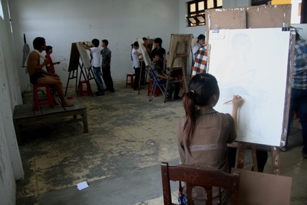 Nông dân bỏ ruộng đi làm người mẫu mùa thi - 1