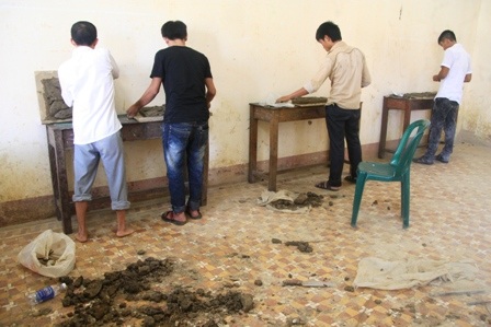 Nông dân bỏ ruộng đi làm người mẫu mùa thi - 9