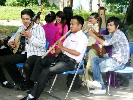 Tiếng đàn hát rộn rã phòng thi  - 8