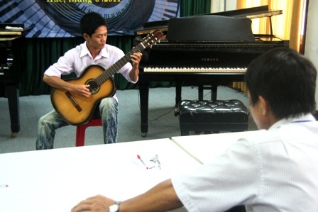 Tiếng đàn hát rộn rã phòng thi  - 2