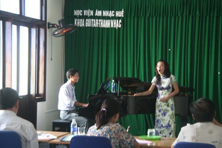 Tiếng đàn hát rộn rã phòng thi  - 1