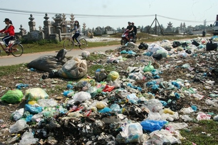 Hàng trăm tấn rác thải tràn ngập nông thôn mỗi ngày - 2