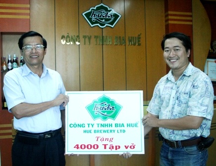 TT-Huế:  Công ty Bia Huế tặng 4.000 cuốn vở cho trẻ em nghèo đến trường - 1