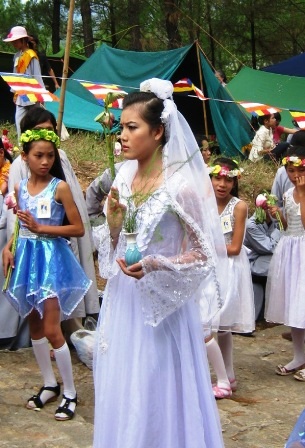 TT-Huế:  Hàng vạn người tham gia lễ hội Quán Thế Âm - 2 TT-Huế:  Hàng vạn người tham gia lễ hội Quán Thế Âm - 2