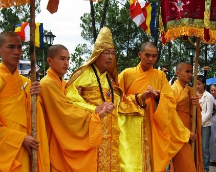 TT-Huế:  Hàng vạn người tham gia lễ hội Quán Thế Âm - 3 TT-Huế:  Hàng vạn người tham gia lễ hội Quán Thế Âm - 3