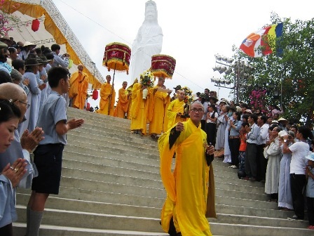 TT-Huế:  Hàng vạn người tham gia lễ hội Quán Thế Âm - 4 TT-Huế:  Hàng vạn người tham gia lễ hội Quán Thế Âm - 4