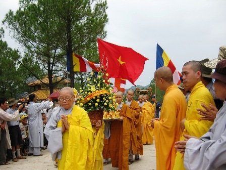 TT-Huế:  Hàng vạn người tham gia lễ hội Quán Thế Âm - 5 TT-Huế:  Hàng vạn người tham gia lễ hội Quán Thế Âm - 5