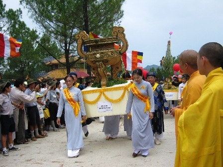 TT-Huế:  Hàng vạn người tham gia lễ hội Quán Thế Âm - 6 TT-Huế:  Hàng vạn người tham gia lễ hội Quán Thế Âm - 6
