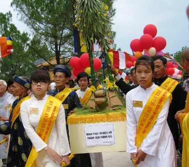 TT-Huế:  Hàng vạn người tham gia lễ hội Quán Thế Âm - 7 TT-Huế:  Hàng vạn người tham gia lễ hội Quán Thế Âm - 7