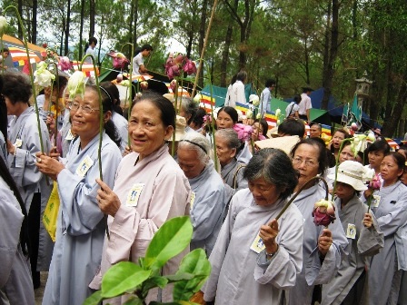 TT-Huế:  Hàng vạn người tham gia lễ hội Quán Thế Âm - 9 TT-Huế:  Hàng vạn người tham gia lễ hội Quán Thế Âm - 9