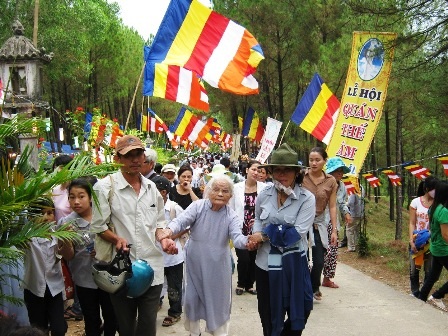 TT-Huế:  Hàng vạn người tham gia lễ hội Quán Thế Âm - 11 TT-Huế:  Hàng vạn người tham gia lễ hội Quán Thế Âm - 11