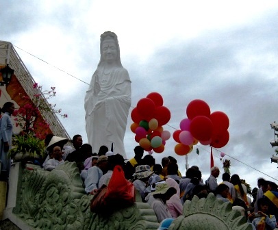 TT-Huế:  Hàng vạn người tham gia lễ hội Quán Thế Âm - 12 TT-Huế:  Hàng vạn người tham gia lễ hội Quán Thế Âm - 12