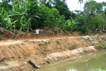 Dự án thủy lợi dang dở “mong manh” trước mùa bão - 1