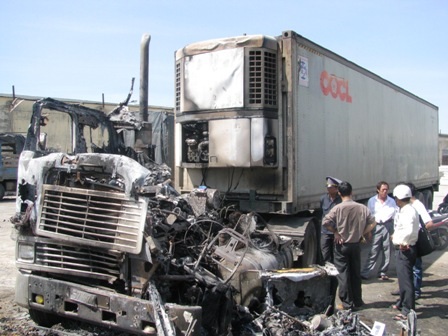 Xe container chở sữa chua bốc cháy dữ dội - 1