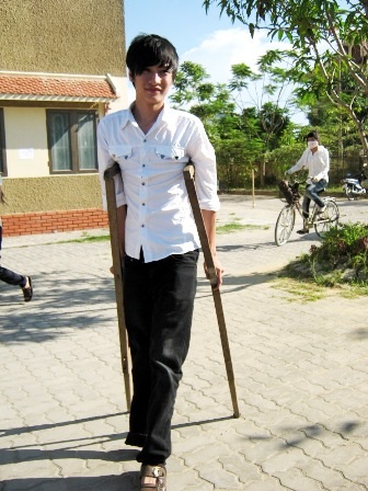 2 thí sinh tật nguyền chống nạng đi thi ĐH - 1 2 thí sinh tật nguyền chống nạng đi thi ĐH - 1